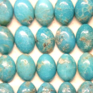 Può includere: File di pietre preziose ovali di turchese. Le pietre sono di un vibrante colore blu-verde con motivi a matrice naturali. Le pietre preziose lucide hanno una superficie liscia e lucida. Queste pietre vengono probabilmente utilizzate per la creazione di gioielli.