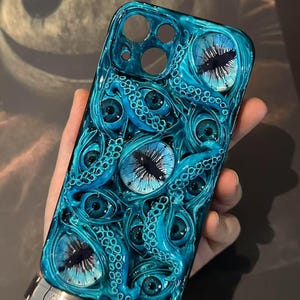 Grotesque 3D Eyeball Phone Case – Handmade Bio-Horror Resin Case with Embedded Eyes for iPhone & Samsung Blue