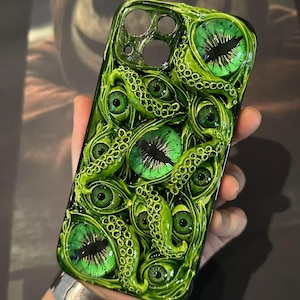 Grotesque 3D Eyeball Phone Case – Handmade Bio-Horror Resin Case with Embedded Eyes for iPhone & Samsung Green