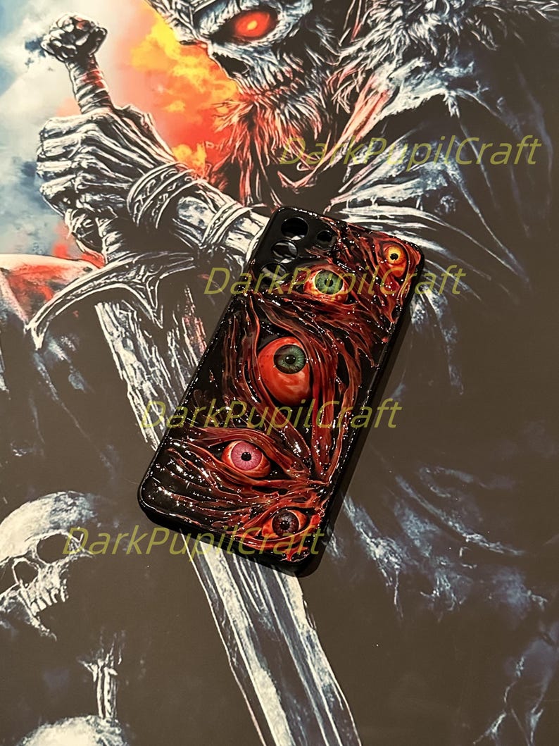 Puede incluir: Una funda de tel&eacute;fono negra con un dise&ntilde;o 3D de m&uacute;ltiples ojos rojos con pupilas verdes. La funda est&aacute; sobre un fondo de una ilustraci&oacute;n de fantas&iacute;a oscura de un esqueleto sosteniendo una espada.