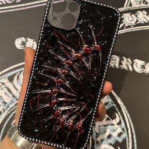 Grunge esthetische gotische Hairworm-hoesje, Bloody Fishbones-telefoonhoesje, 16 15 14 12 Mini 11 SE 8 plus X XR XS iPhone-hoesje, Galaxy Z Flip 6-hoesje