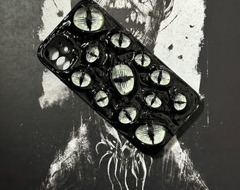 HorrorEyeArt Leuchtende Weiße Katzenaugen Handyhülle, 16 15 14 12 Mini 11 SE 8 Plus X XR XS iPhone Hülle, Samsung Galaxy Z Flip 6, Google Pixel Hülle