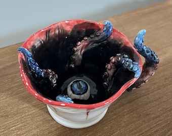 Handgjord Cthulhu-mugg: Röd tentakel keramisk kopp, skräckgåva