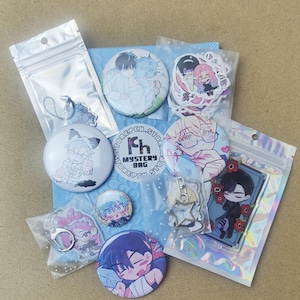 Op de afbeelding: Een verzameling anime-merchandise waaronder ronde buttons, acryl sleutelhangers en stickers met diverse karakterillustraties. Een centrale ronde sticker bevat de tekst FH MYSTERY BAG.