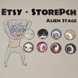 Op de afbeelding: Een verzameling ronde, kleurrijke pinback-buttons in anime-stijl. De buttons tonen verschillende karakterontwerpen met verschillende haarkleuren en uitdrukkingen. De afbeelding bevat ook twee blanco pinbacks en een cartoonillustratie.