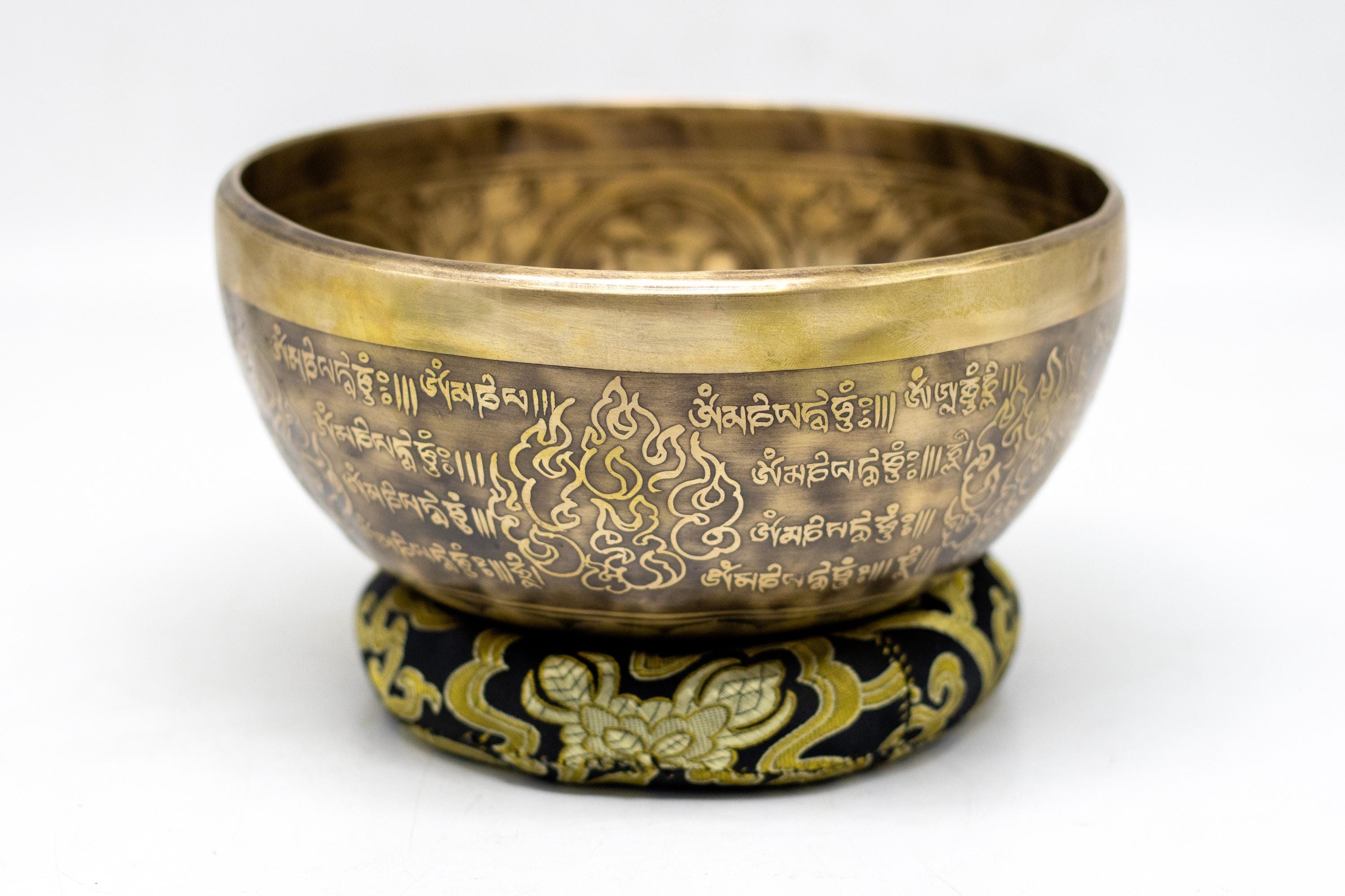 仏像彫刻の金属製瞑想ボウル シンギングボウル 仏像彫刻付き 仏像彫刻の金属製瞑想ボウル
