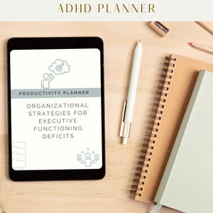 Könnte beinhalten: Ein Tablet zeigt einen "Productivity Planner" mit dem Text "Organizational Strategies for Executive Functioning Deficits". Ein Stift, zwei Notizbücher, ein Anspitzer und Bleistifte liegen auf einer hellen Holzoberfläche. Der Text "ADHD PLANNER" steht oben.