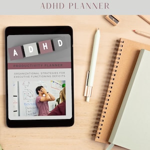 Könnte beinhalten: Ein Tablet mit einem ADHS-Planer, mit dem Text "ADHD PLANNER" oben. Das Tablet zeigt "Productivity Planner" und "Organizational Strategies for Executive Functioning Deficits". Ein weißer Stift, Notizbücher und Bleistifte liegen auf einer hellen Holzoberfläche.