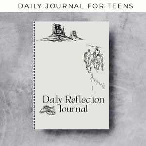 Könnte beinhalten: Ein spiralgebundenes Notizbuch in Hellgrau mit dem Text "DAILY JOURNAL FOR TEENS" oben. Das Cover zeigt schwarze Illustrationen einer Wüstenlandschaft, Cowboys auf Pferden und einer Schlange. Der Text "Daily Reflection Journal" befindet sich ebenfalls auf dem Cover.