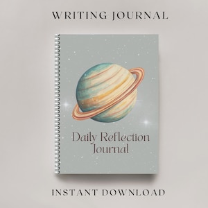 Könnte beinhalten: Ein spiralgebundenes Notizbuch mit hellgrauem Einband. Es zeigt eine Aquarellillustration eines Planeten mit Ringen. Der Text "Daily Reflection Journal" befindet sich unter dem Planeten. Die Wörter "WRITING JOURNAL" und "INSTANT DOWNLOAD" stehen oben und unten.