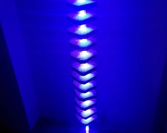 Lámpara de pie moderna de madera de abeto, luz ambiental regulable inteligente controlable mediante smartphone, lámpara de torre artesanal, 16 millones de colores, 120 cm de altura.