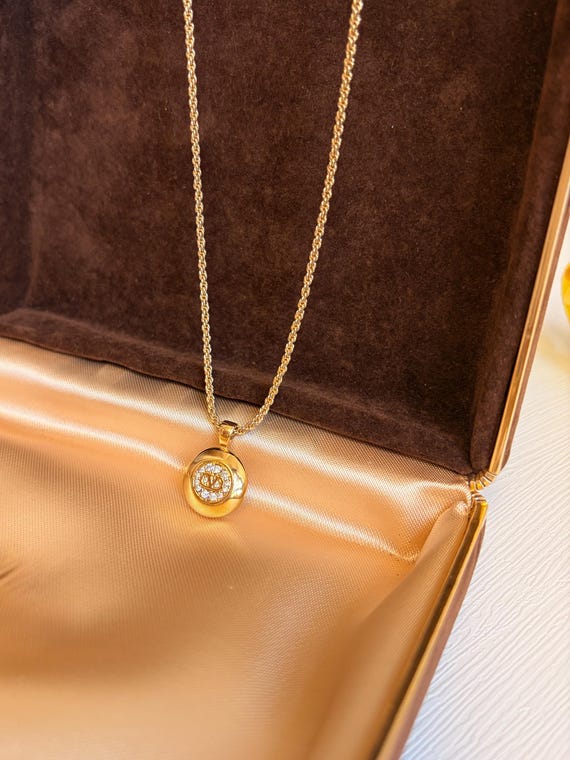 アクセサリー Valentino Rhinestone V Logo Necklace Authentic Vintage Valentino V Logo Rhinestone Necklace - Etsy Israel