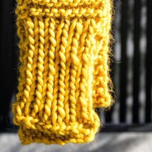 Atemberaubende Senfgelb 100% italienische Wolle weich und kuschelig Frauen Hand gestrickter Schal ONE ONLY