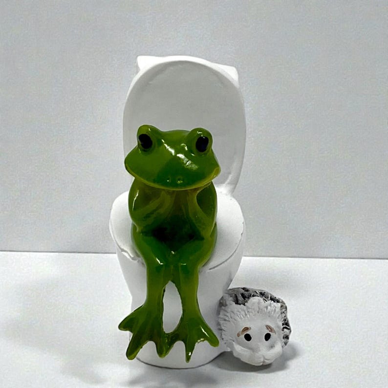 This whimsical frog on toilet figurine brings charm and comedy to any space. Perfect as funny bathroom decor or a novelty shelf accent, it’s a popular silly frog gift for friends and coworkers. Ideal for frog collectors, gift baskets, and anyone who appreciates lighthearted home decor.