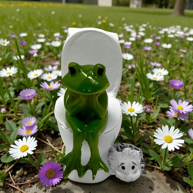 Looking for a funny frog gift that actually gets laughs? This frog on toilet figurine is a standout piece of silly bathroom decor and novelty home decor. Loved by frog collectors and fans of quirky gifts, it’s ideal for birthdays, stocking stuffers, housewarming gifts, or office humor displays that spark conversation.