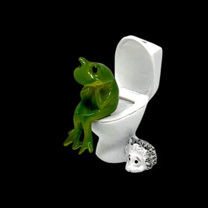 Looking for quirky decor that gets noticed? This frog on toilet figurine is a funny, whimsical frog statue perfect for bathrooms and desks. A unique novelty gift that works for birthdays, holidays, and white elephant exchanges, especially for frog lovers and humor fans.