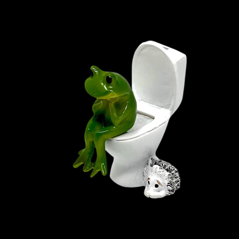 Looking for quirky decor that gets noticed? This frog on toilet figurine is a funny, whimsical frog statue perfect for bathrooms and desks. A unique novelty gift that works for birthdays, holidays, and white elephant exchanges, especially for frog lovers and humor fans.