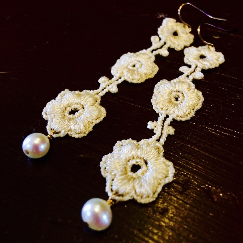Pearl /& Lace Love Me Tendril Earrings