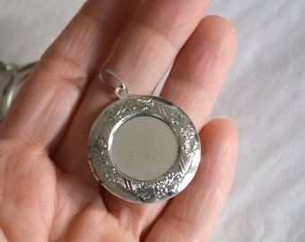 Photo Locket Pendant jewelry supply, Flat Round, Antique Silver  20mm tray,  24~25mm inner tray with bail finding
