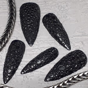 MORS | Svarta Texturerade Reptilhud Bubbla Lösnaglar Härdad Gel Goth Gothic Witchy