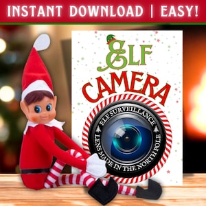 以下が含まれることがあります： 赤と白のエルフ人形が、「Elf Camera」と書かれた看板の隣に座っています。看板には、「Elf Surveillance」と「Lens Made in the North Pole」という文字が入ったカメラレンズのグラフィックが描かれています。「Instant Download | Easy!」という文字が上部にあります。