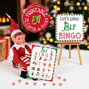 Puede incluir: Una escena festiva con un duende en el estante, tarjetas de bingo Elf y un letrero que dice "Let's play Elf Bingo". Las tarjetas y el letrero tienen bordes rojos y verdes. Caramelos de menta esparcidos.