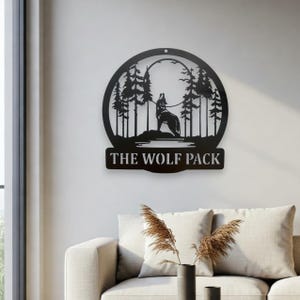 Letrero metálico personalizado de lobo del bosque, decoración de pared metálica de lobo aullando, letrero metálico con escena forestal para cabaña, albergue, sala de estar, cueva de hombre, decoración con apellidos