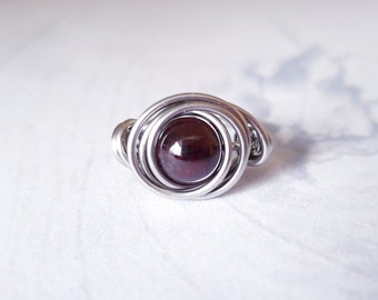 Granat Ring, hypoallergen, Draht gewickelt Ring, Ring aus Edelstahl, Valentinstag Geschenk, Geburtstagsgeschenk, Januar Birthstone Ring, Spiralring