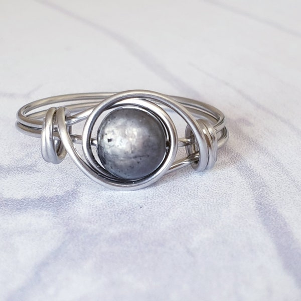 Anillo apilable de piedra lunar negra, envuelto en alambre, de acero inoxidable hipoalergénico, joyería hecha a mano.