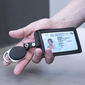 Porte-cartes d'identité en cuir gravé avec clip - Bobine de badge rétractable pour le personnel médical, les enseignants ou le personnel hospitalier