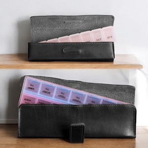 Organiseur de boîte à pilules en cuir - Boîte à médicaments compacte - Cadeau pour les grands-parents ou les parents - Porte-pilules de voyage pour Noël avec style
