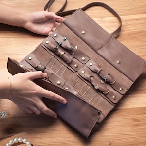 Gepersonaliseerde lederen sieradenreisetui, op rol aangepaste sieraden, compacte sieradenopberger, elegante sieradenhouder, Moederdagcadeau