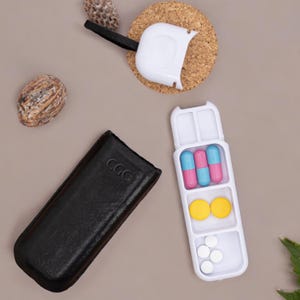 Porta pillole personalizzato per integratori – Portapillole da viaggio in pelle con scomparto nascosto – Regalo di benessere olistico per donne o uomini