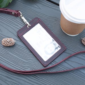 Personalisierter Lederausweishalter mit Schlüsselband, personalisierte Ausweishülle, Ledernamensschildhalter, Ausweishalter mit Umhängeband - Geschenk zum Vatertag