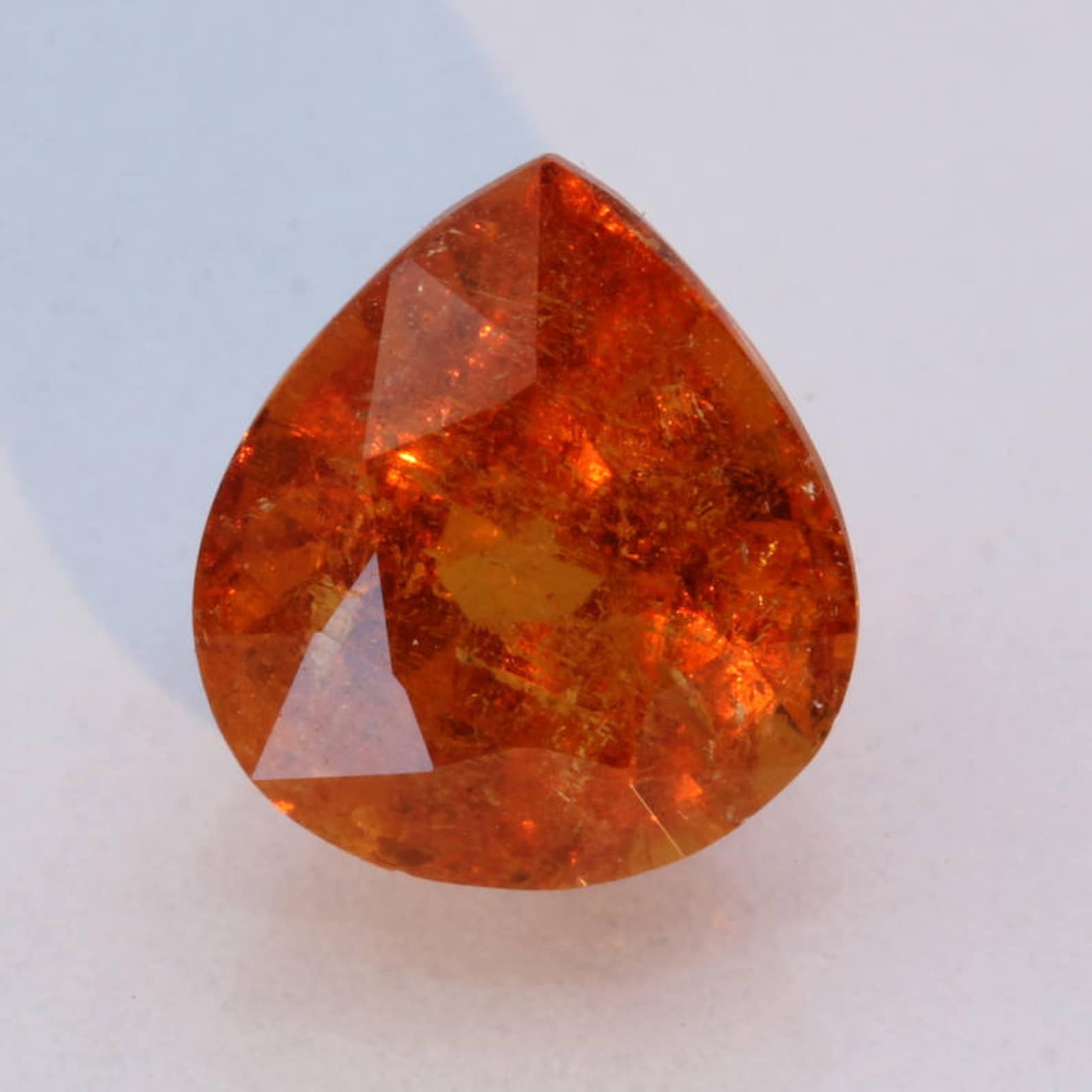 Спессартин камень. Оранжевый гранат спессартин. Spessartite Garnet. Кристалл спессартин гранат. Гранат спессартин Фанта.