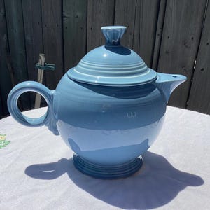 フィエスタウェアのペリウィンクルブルーティーポット