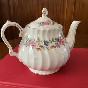 Vintage Sadler Swirl Teapot with pink roses