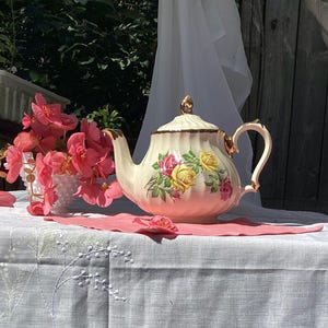 Vintage Sadler Roses Swirl Teapot