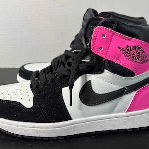 black and hot pink jordan