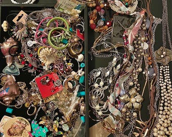 Große Auswahl an Schmuck Halsketten, Armbänder, Ringe, Ohrringe, Ohrclips, Broschen, Perlen, Ketten, Anhänger, tragbar und herstellbar