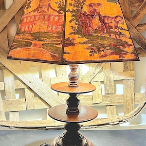 Vintage 1960s Walnut Tiered Table Lamp w/ Shelves, Woodstock Workshop “Maryland” Scenic Shade, Colonial Revival Lighting