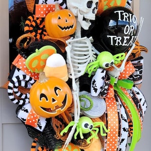 Halloween Wreath, Trick or Treat Wreath, Skeleton Pumkin Wreath, Spooky Halloween Wreath, Halloween Door Decor, Fall Porch Decoration