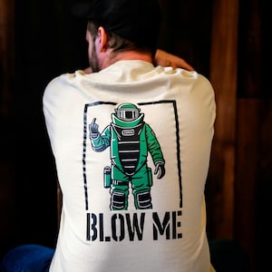 Camiseta del traje antibombas «BLOW ME» de EOMFD: parches y banderas personalizables