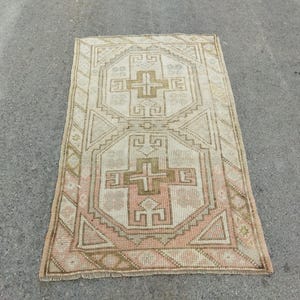 Handmade Vintage Turkish Rug: Beige Pastel Oushak Doormat (1&#39;9x3&#39;5 Feet)