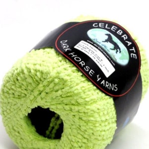 UNA matassa # 103 Dark Horse festeggiare Green Flag & Ladder ingombranti moda filato 1.75 once (50 grammi) 100% Nylon interrotto