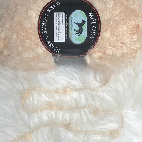 UN écheveau # 204 Dark Horse mélodie 3,5 onces (100 grammes) pêche pâle grosse Boucle mode pelote de fil 100 % Nylon FASS difficile à trouver