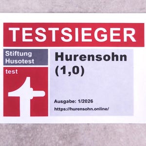 Può includere: Un adesivo rettangolare con un'intestazione rossa e il testo bianco TESTSIEGER. Sotto, un riquadro grigio mostra il testo nero Hurensohn (1,0). Un quadrato rosso contiene una grafica bianca e il testo Stiftung Husotest test. Include Ausgabe: 1/2026 e l'URL https://hurensohn.online/.