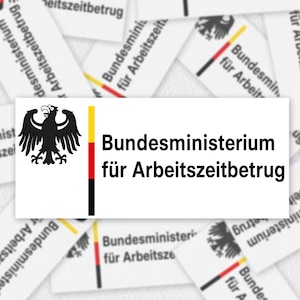 Könnte beinhalten: Ein rechteckiger weißer Aufkleber mit einem schwarzen Adleremblem auf der linken Seite, einem vertikalen schwarz-rot-goldenen Streifen und dem schwarzen Text Bundesministerium für Arbeitszeitbetrug auf der rechten Seite, in einem Streumuster.
