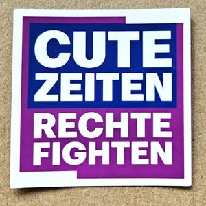 Könnte beinhalten: Ein quadratischer Aufkleber mit weißem Rand, der einen blauen rechteckigen Hintergrund hinter dem weißen Text CUTE ZEITEN und einen violetten rechteckigen Hintergrund hinter dem weißen Text RECHTE FIGHTEN zeigt. Das Design nutzt fette serifenlose Großbuchstaben.