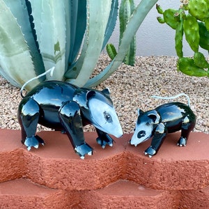 Zarigüeya de metal hecha a mano / Decoración de jardín estilo granja / Escultura paisajística artesanal / Adorno de césped de zarigüeya